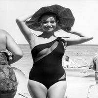 Claudine Auger na fotografiji na plaži u klasičnom kupaćem kostimu u Mumbaiju