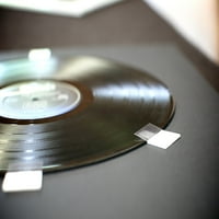 Dvostruka vinilna ploča za snimanje albuma uokvirena bijelom presvlakom u stilu Džuboks